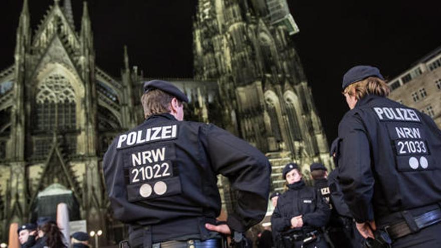 Policía alemana junto a la catedral de Colonia.