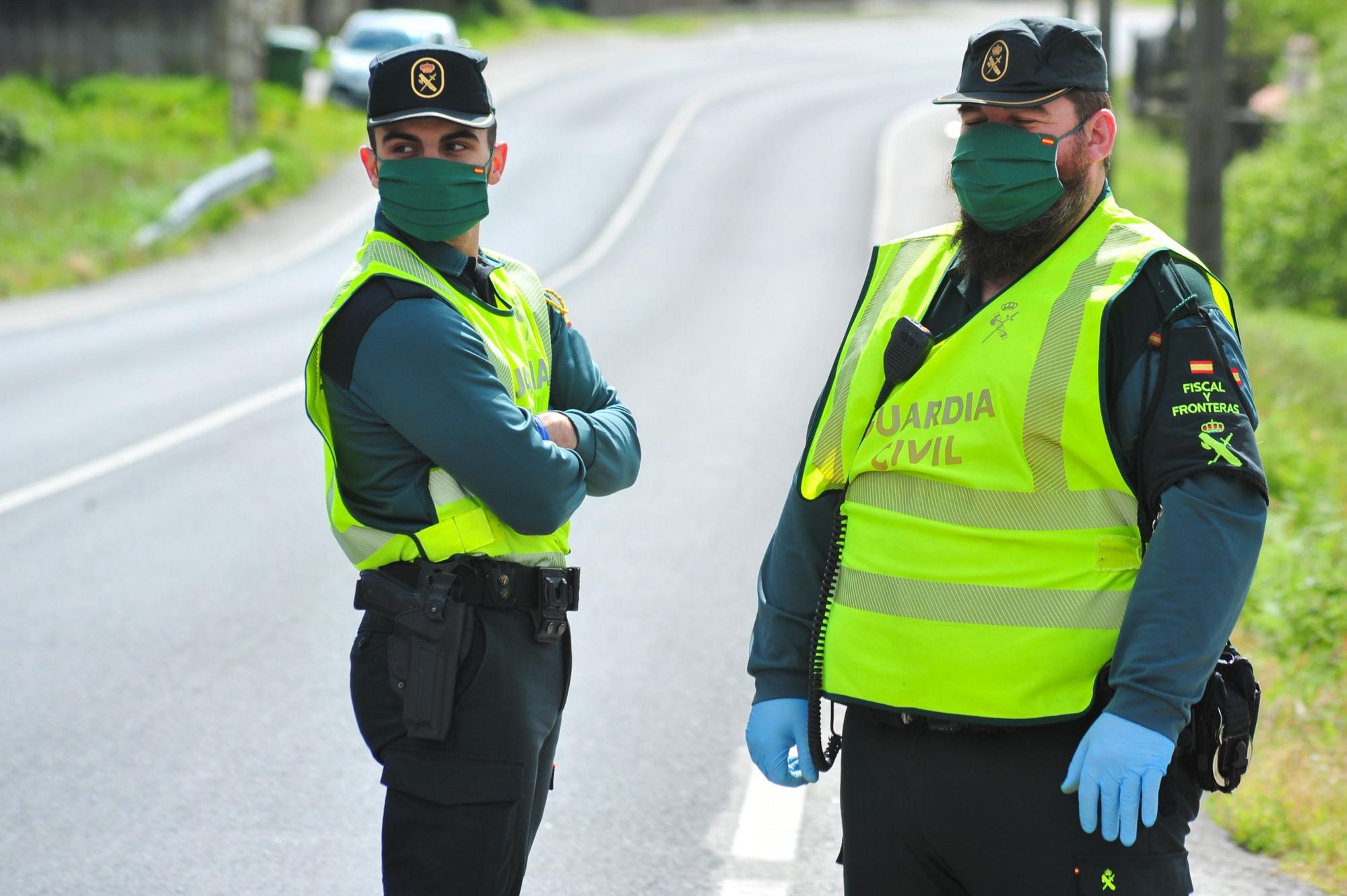 Efectivos de la Guardia Civil durante el incendio.