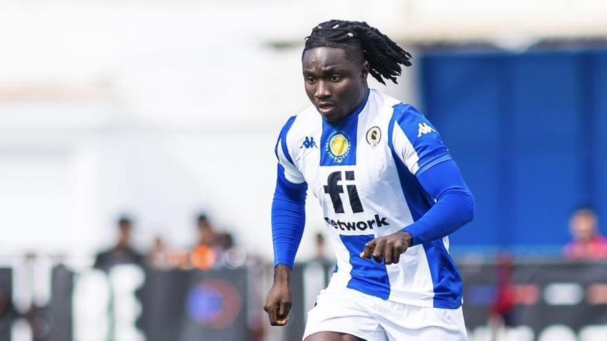 El jugador del Hércules, Richie, conduce el esférico durante un encuentro de su equipo.