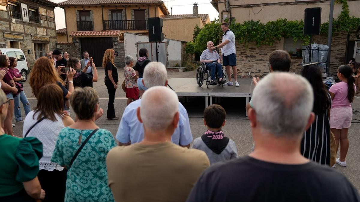 Vecinos de Carrascal y sobre el escenario el pintor Enrique Seco.