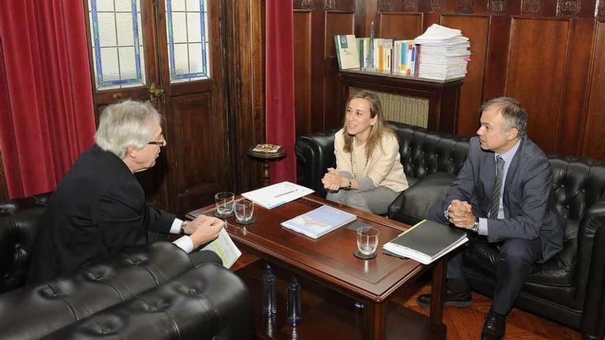 La conselleira, Ethel Vázquez, dialoga, ayer, con el presidente del TSXG, Miguel Ángel Cadenas.