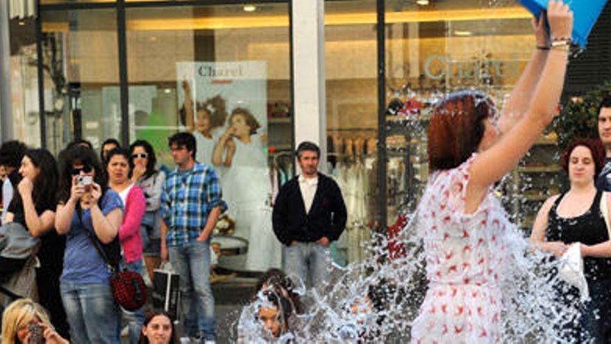 Performance en la plaza de Lugo para presentar el festical Artec.