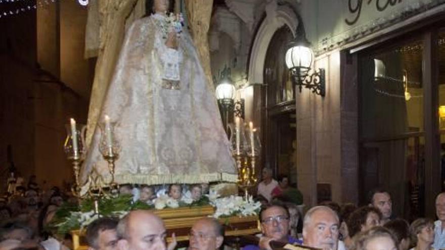 La Virgen de las Nieves en la tradicional romería al llegar al casco urbano de Aspe