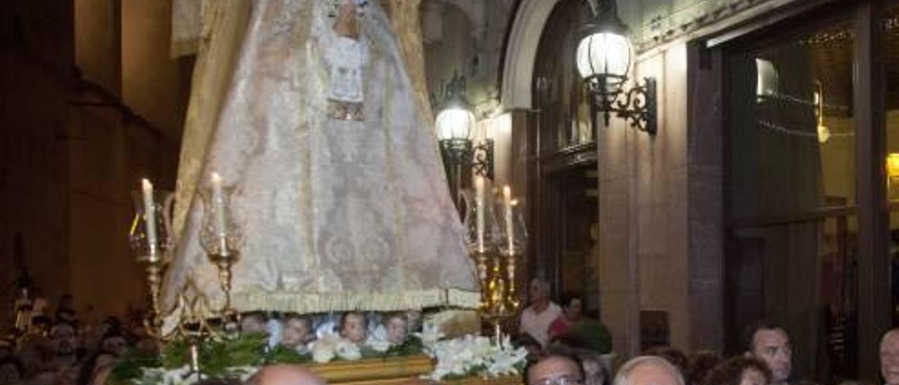 La Virgen de las Nieves en la tradicional romería al llegar al casco urbano de Aspe