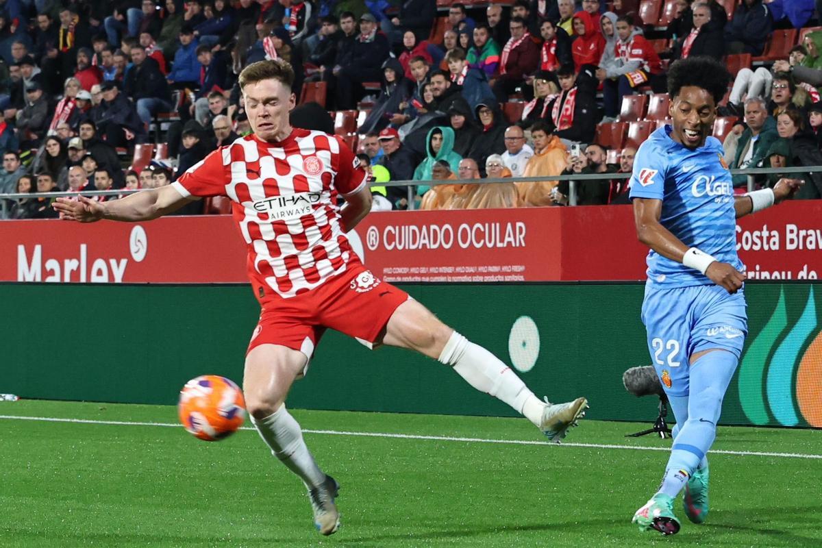 Mojica centra durante el partido ante el Girona.