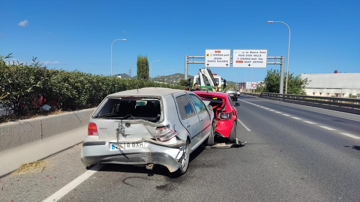 El Golf sufrió muchos daños al ser embestido por un todoterreno escuro que huyó del lugar del accidente