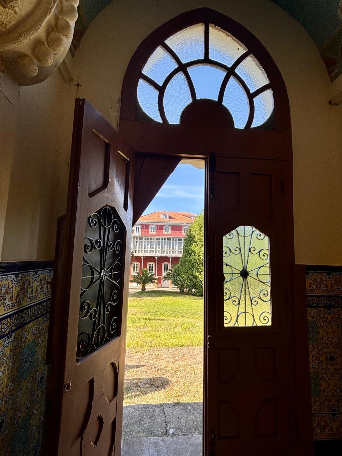 Salida desde el panteón hacia La Casona.