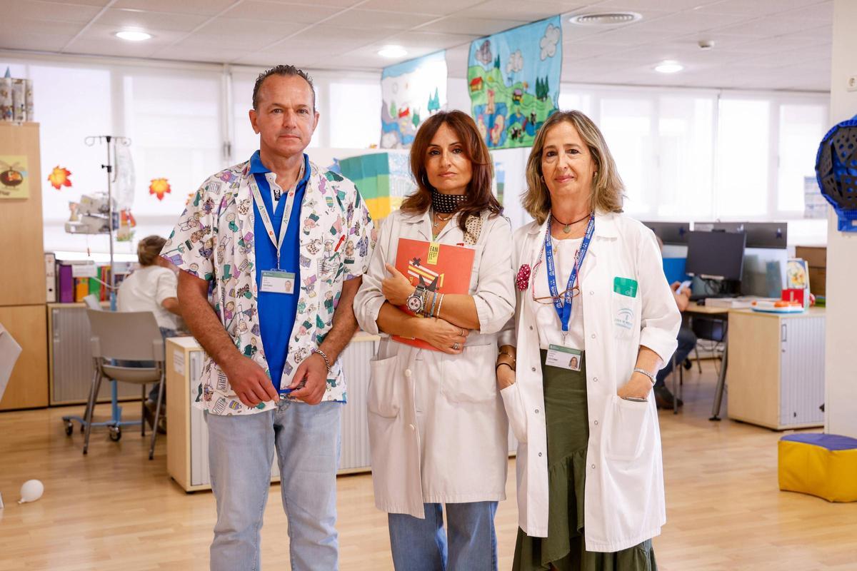 Los profesores del ‘cole’ del hospital Reina Sofía José Mata, Marián Vega y Paqui Garrido.