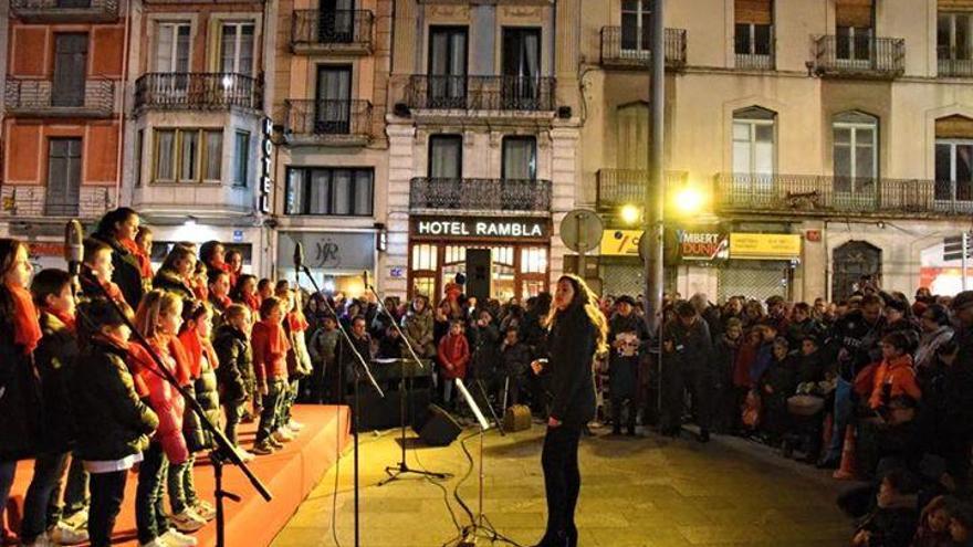 Figueres encén els llums dalinians amb la coral del Sant Pau