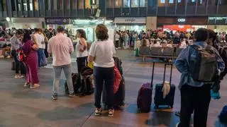 Sevilla rechaza que se suprima el vuelo a Madrid mientras el AVE acumula problemas