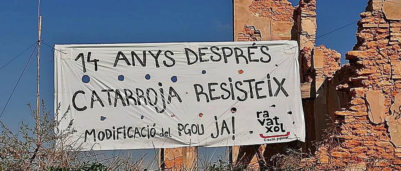 Pancarta recordando la lucha del colectivo contra el urbanismo. | L-EMV