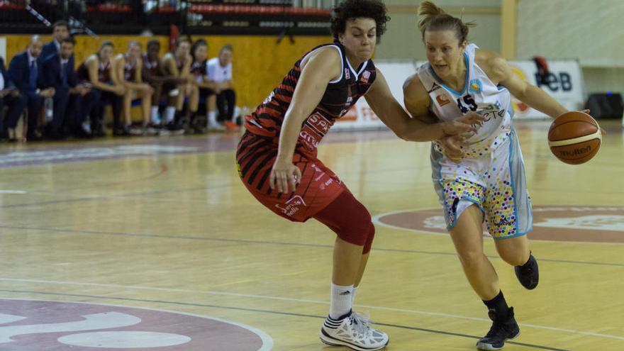 L&#039;aler-pivol Artemis Spanou defensa una adversària