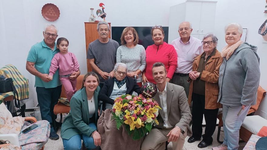 La Aldea de San Nicolás homenajea a Adela Godoy por su 102 cumpleaños