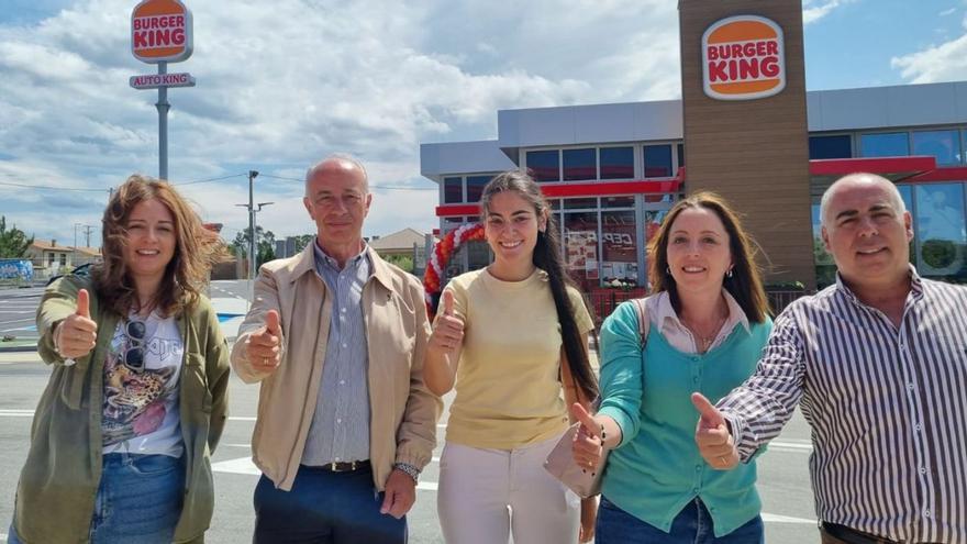 Durán inaugura Burger King y Renova le acusa de esconder su gestión detrás de hamburguesas