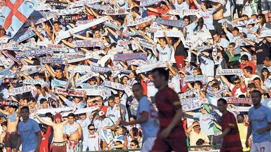 Aficionados de la grada de Río Bajo durante el partido del ascenso ante el Córdoba. // José Lores