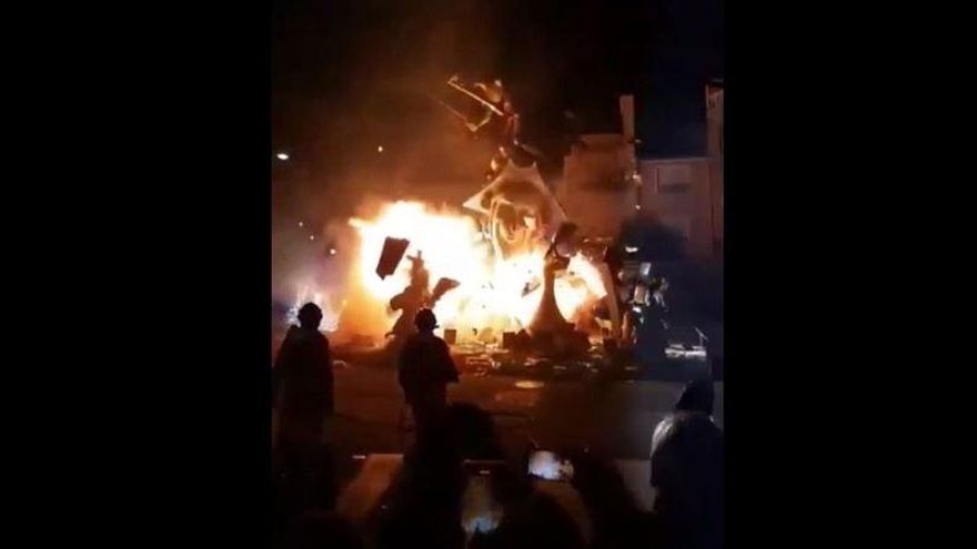 Una falla de Utiel estalla en la noche de la cremà