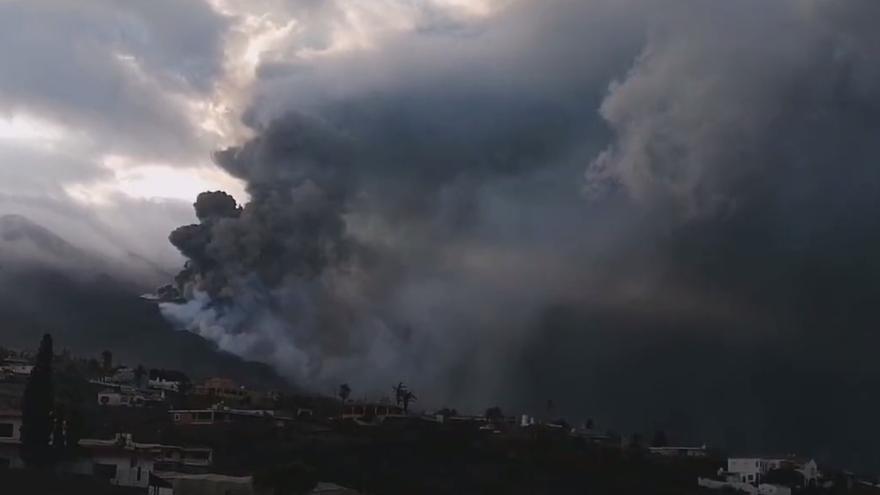 Erupción del volcán de La Palma, desde el embalse Dos Pinos