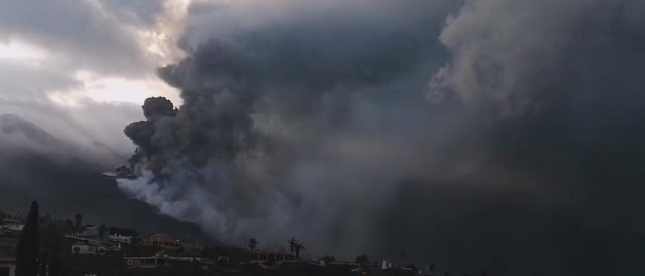 Erupción del volcán de La Palma, desde el embalse Dos Pinos