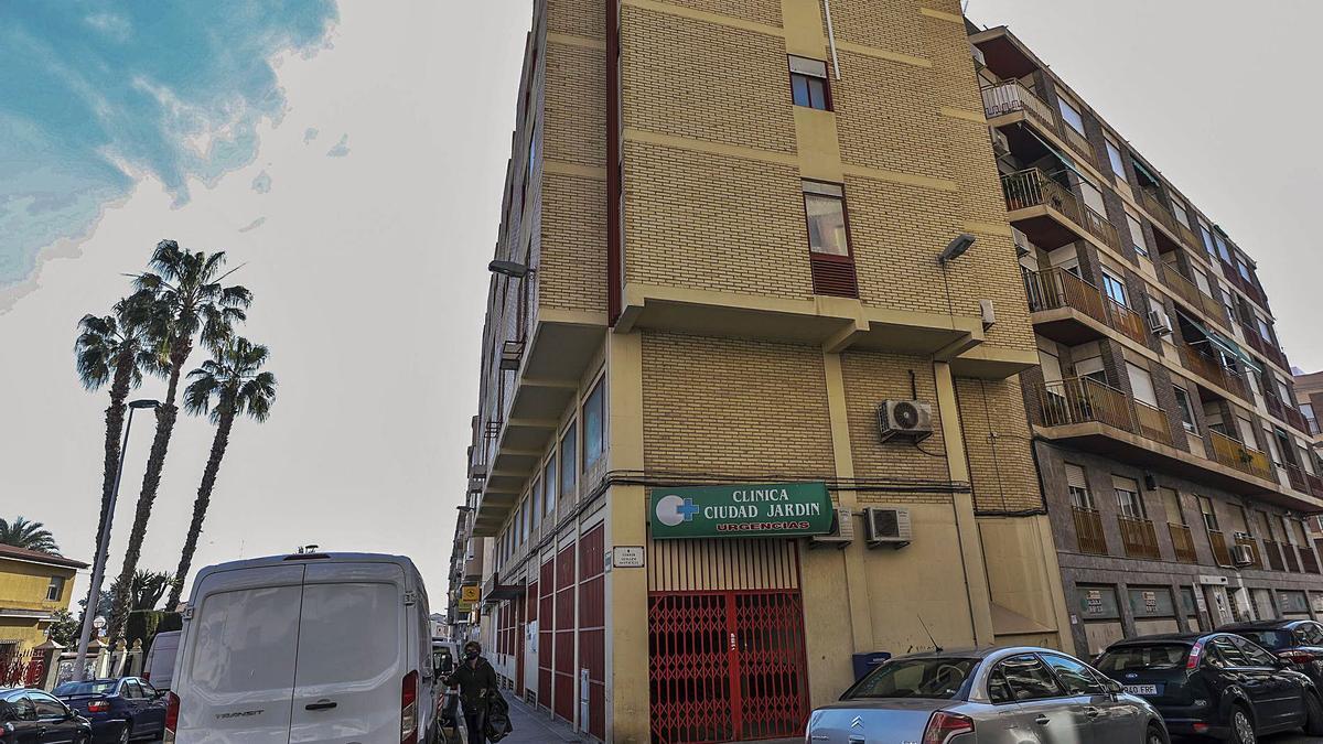 El edificio de la antigua clínica privada Ciudad Jardín, en el barrio de Altabix, cerrado desde 2011.