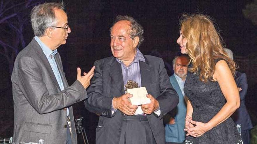 Roberto Calasso tras recibir el premio  junto a Simón Pedro Barceló y Marta Buadas.