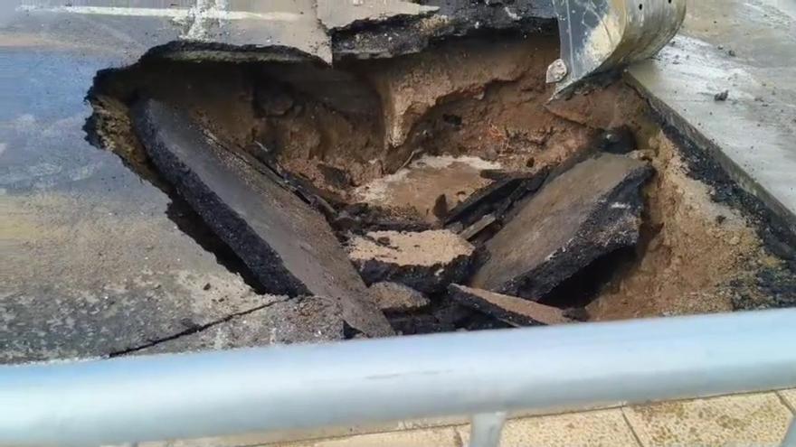 Nuevo socavón en una calle de Arrecife por otra avería en la red de saneamiento