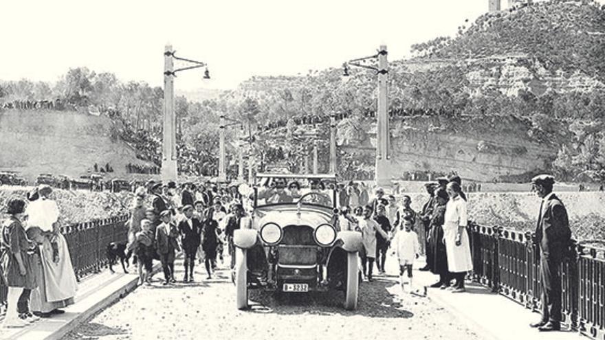 La imatge més icònica de la inauguració del pont, el 8 de setembre del 1923, amb el cotxe d’autoritats circulant-hi i centenars de veïns seguint-lo