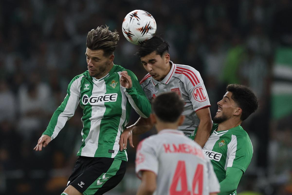 Lo Celso pelea una posesión con el centrocampista del Olympique de Lyon, Mathys De Carvalho