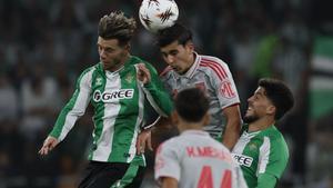  El centrocampista del Betis Lo Celso pelea una posesión con el centrocampista del Olympique de Lyon Mathys De Carvalho 