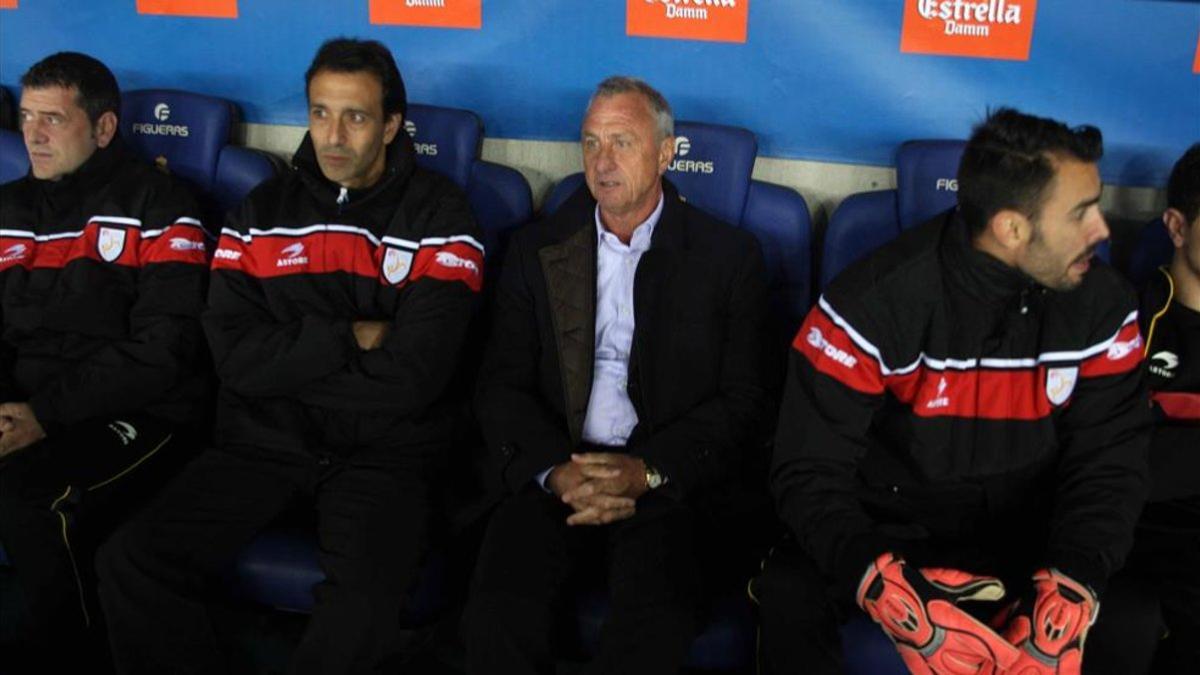 Sanz, en el centro de la imagen, junto a Cruyff
