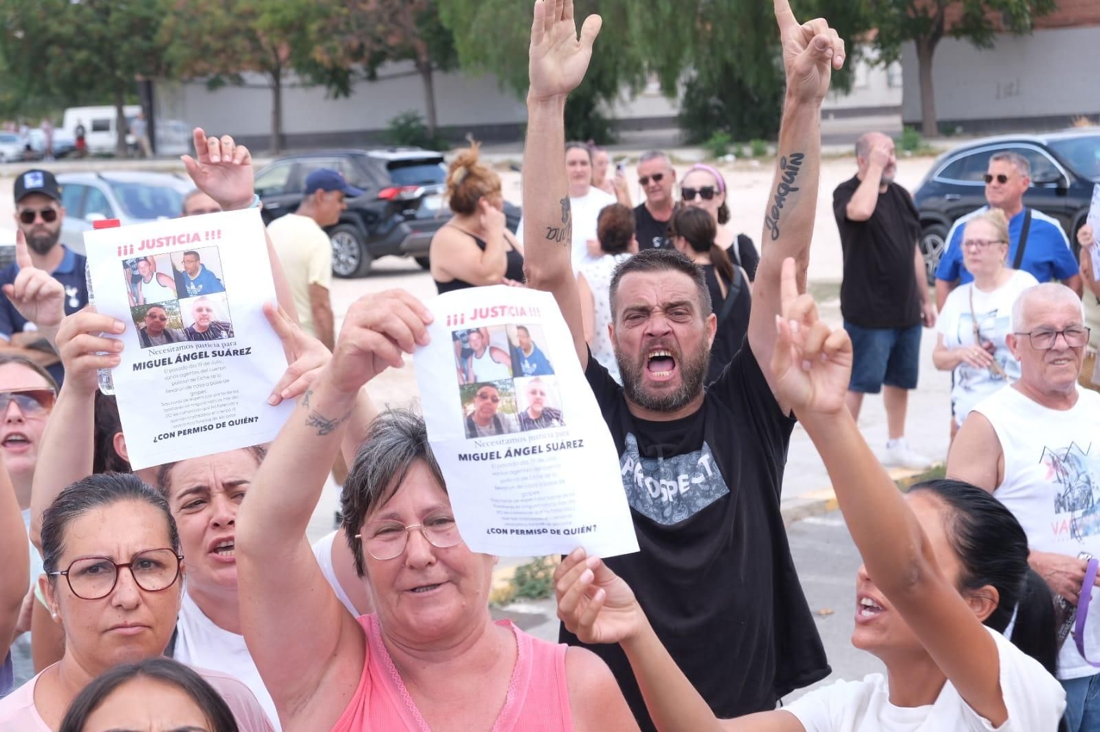 Protesta en los juzgados de Elche por la muerte de un detenido en Comisaría