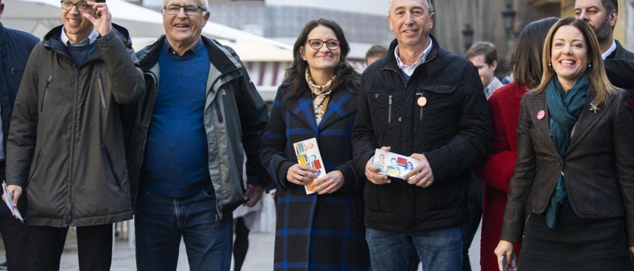 Íñigo Errejón, a la izquierda, junto a cargos de Compromís en una imagen previa a un acto electoral de la campaña de las generales.