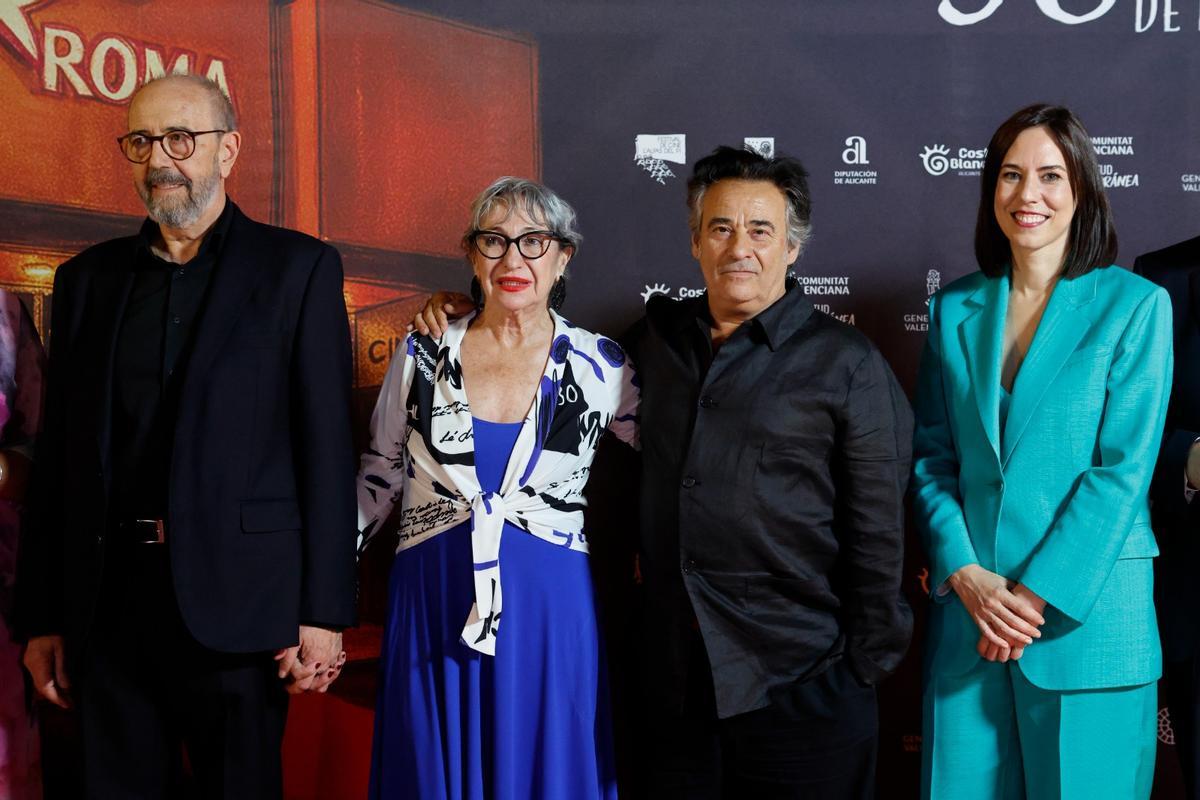 Los actores Miguel Rellán, Luisa Rabasa y  Eduard Fernández junto a la ministra Diana Morant.