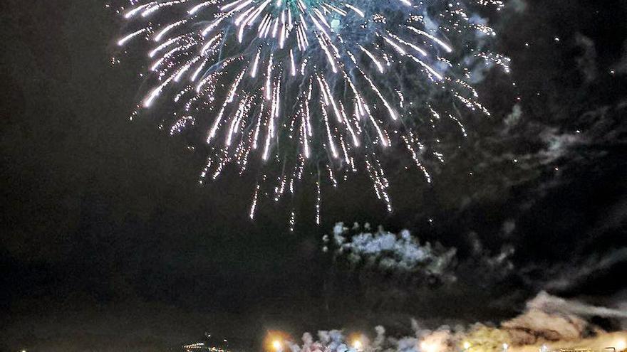 Fuegos de artificio en Cangas.   | // G. NÚÑEZ