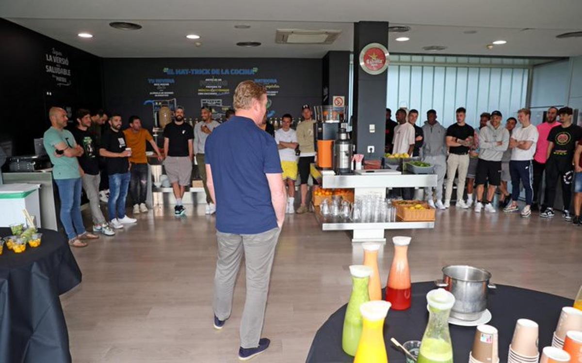 Koeman se dirige a sus jugadores en el comedor de la ciudad deportiva de Sant Joan Despí.