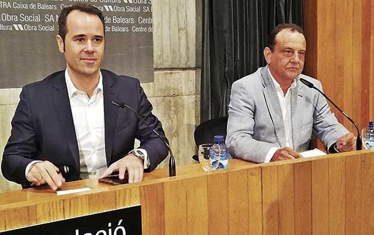 El periodista Javier Chicote y el exfiscal Anticorrupción Pedro Horrach, en el Centre de Cultura 'Sa Nostra' de Palma.