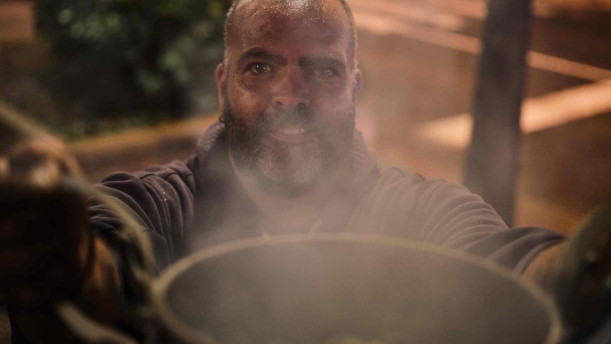 Domingo Negrín, el último año que montó castañas en un puesto de Santa Cruz, en 2022.