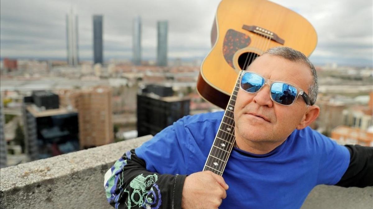 Manuel Jesús Rodríguez, 'El Koala', con su guitarra al hombro, en Madrid.