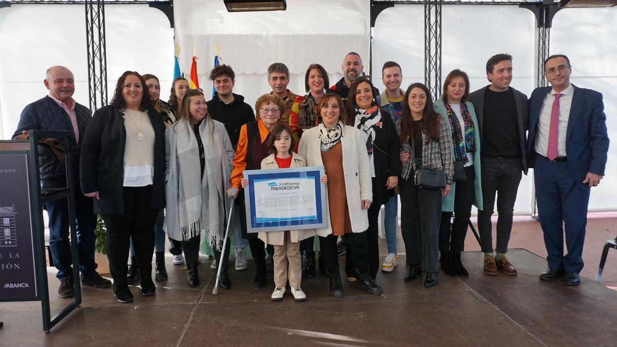 Foto de familia de la Asociación El Patiu junto a los alcaldes de Ribadedeva y Peñamellera Baja en la entrega del premio ayer en Colombres