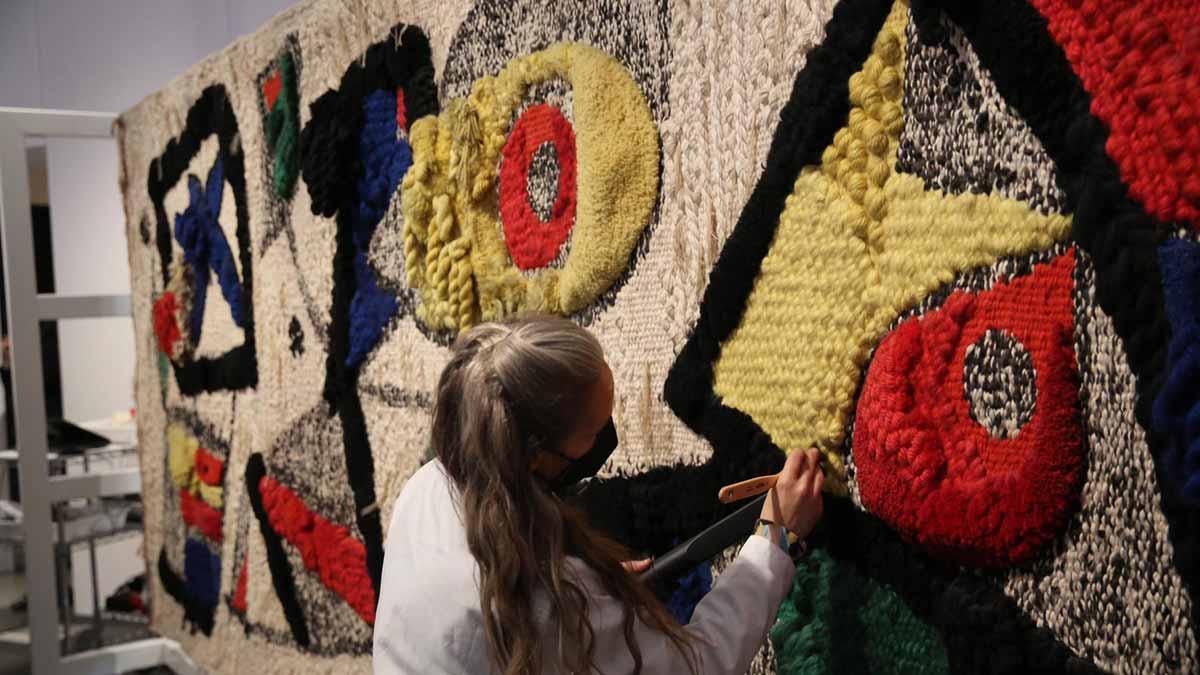 Restauración del tapiz monumental de Miró de la Fundació La Caixa a la vista del público.