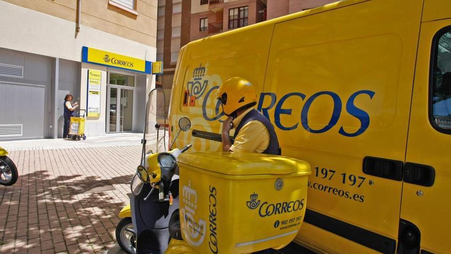 Transporte de reparto de Correos. // A. González