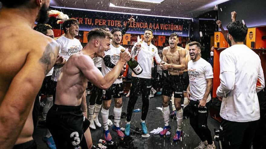 Los jugadores del Valencia,
eufóricos en el vestuario.  valencia cf