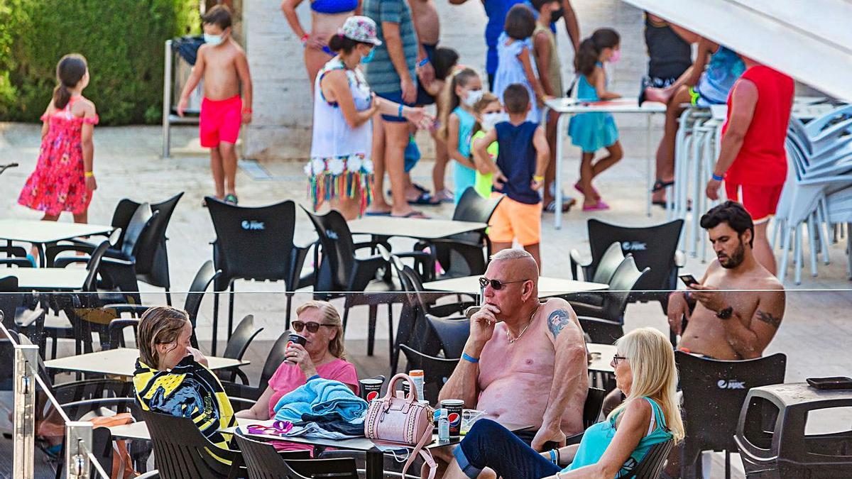 Una familia británica de turistas, ayer en Benidorm. | DAVID REVENGA