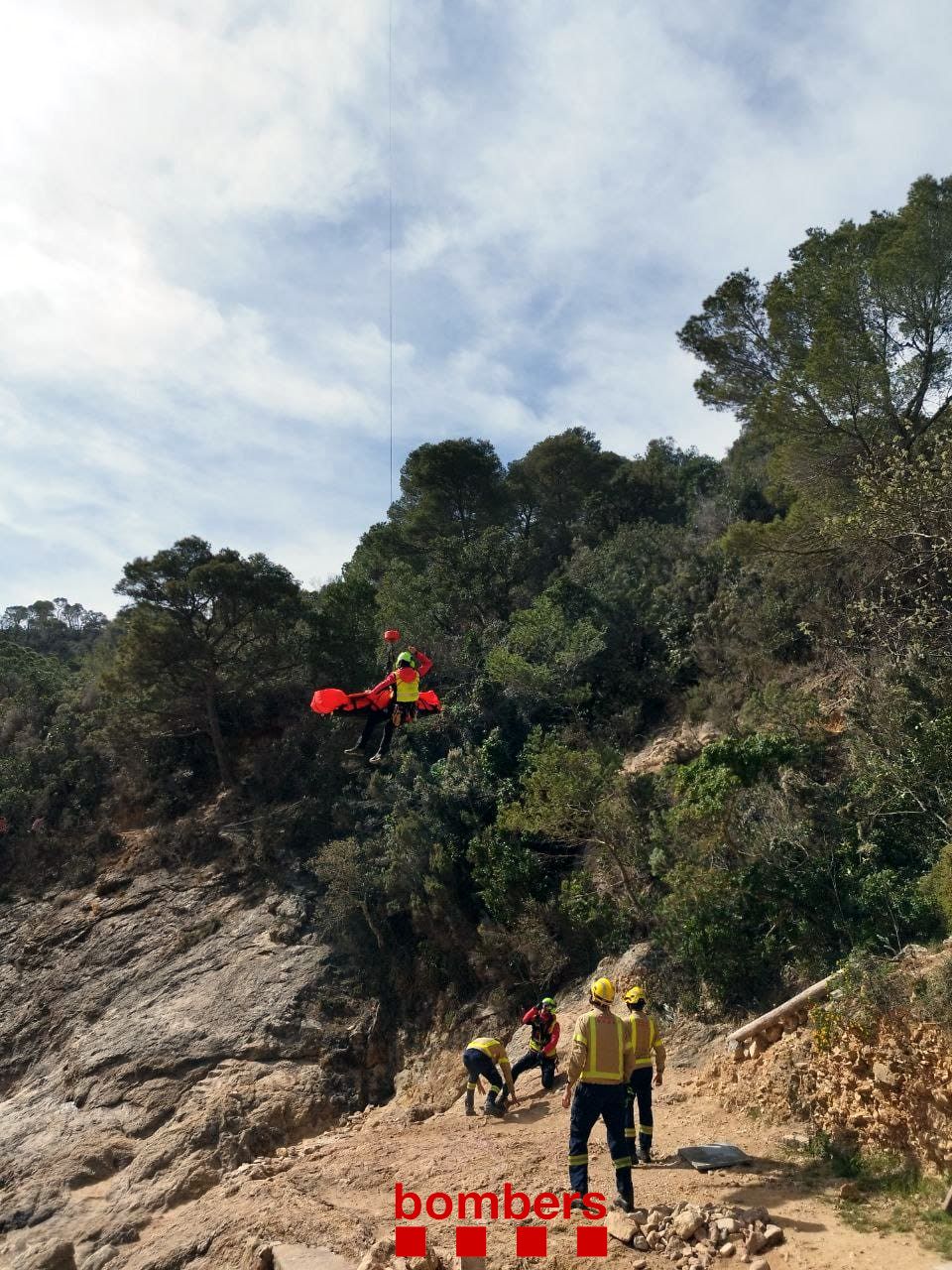 Rescat de l'excursionista accidentada a la cala Bona de Tossa de Mar.