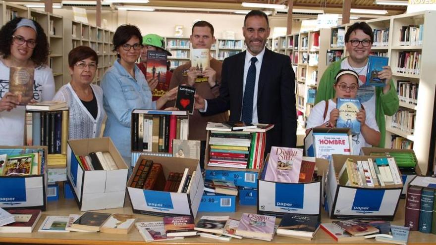 Imagen del acto en la que se ha procedido a la donación.