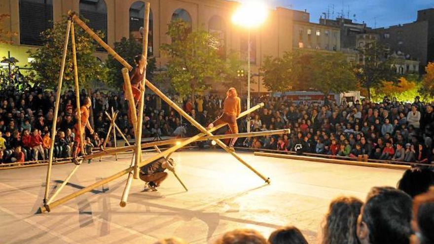 La companyia Circ Bover va fer petita la plaça de Sant Domènec amb el seu espectacle &quot;Vincles&quot;, amb canyes de bambú