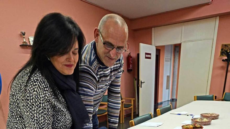 Luisa Mar López y Pachi Iglesias, ante los platos de pimientos presentados al concurso.