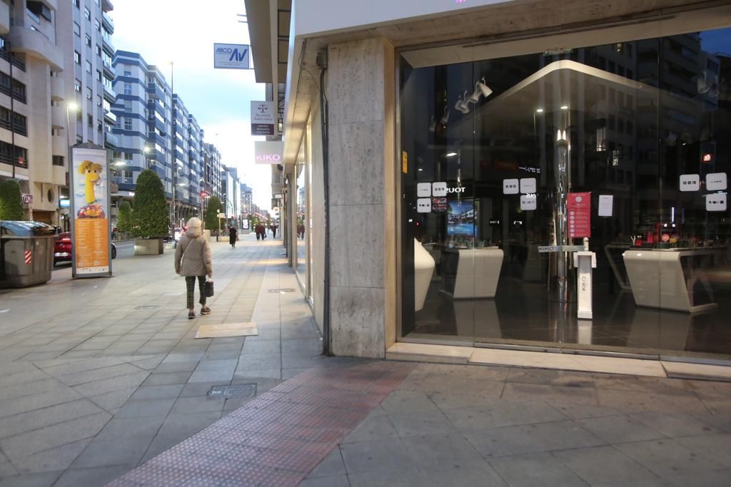 Primer día del adelanto del cierre del comercio a las 18.00 horas por las restricciones