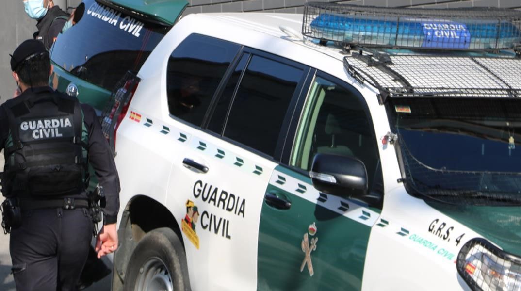 Unos agentes de la Guardia Civil salen del vehículo