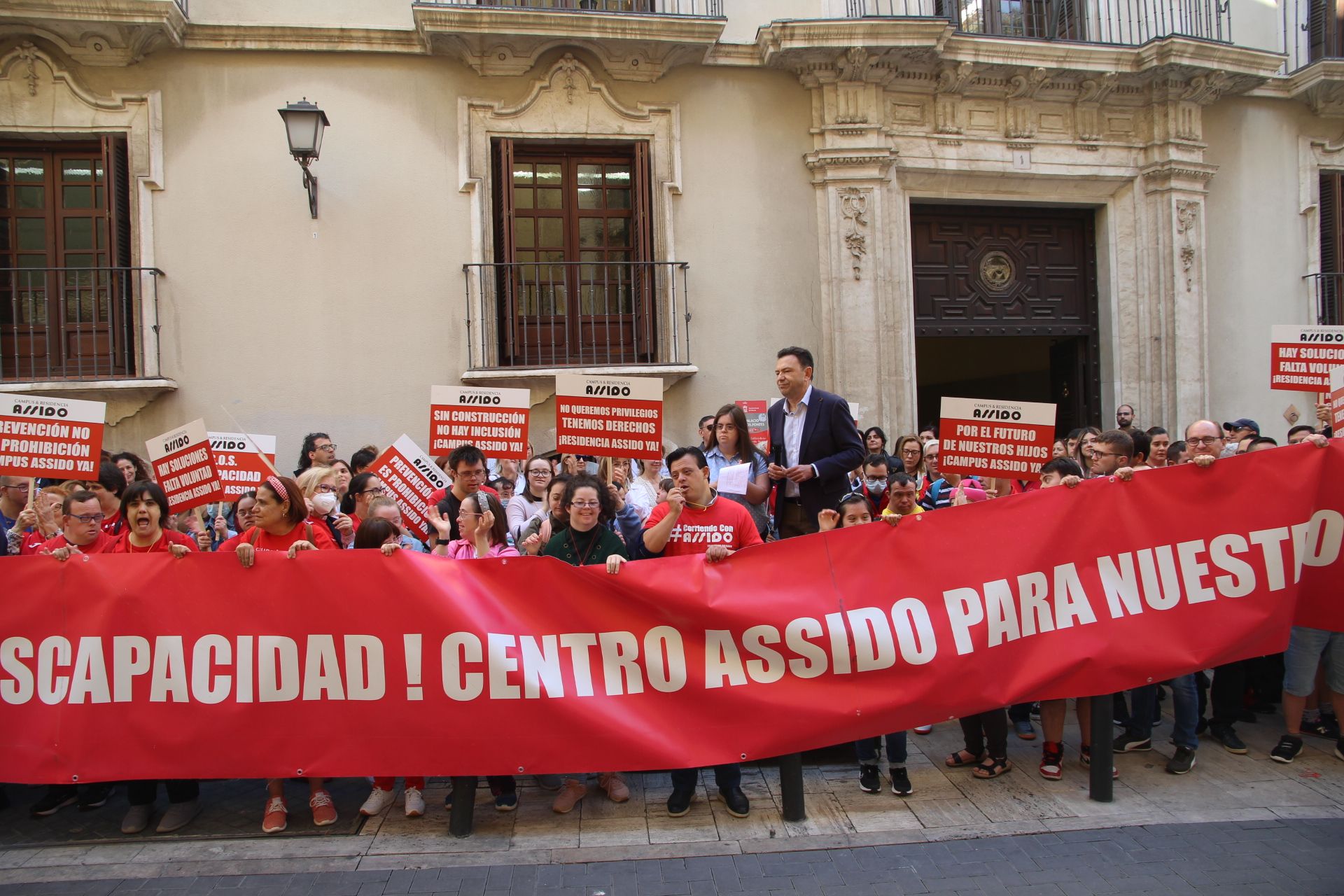 Concentración de Assido en Murcia ante la CHS