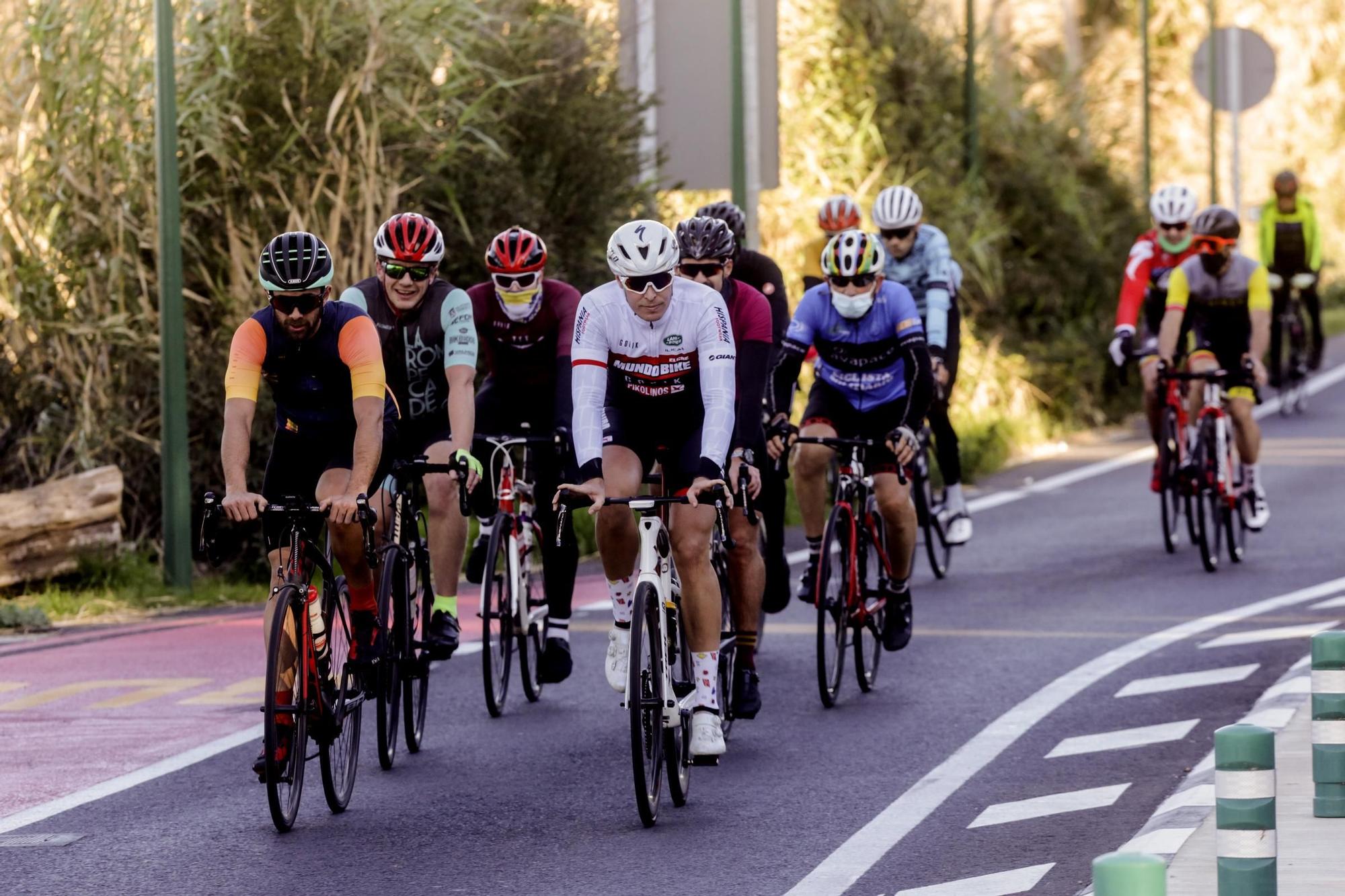 Los ciclistan abarrotan la carretera del Saler